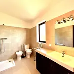 Bellevue With Pool By Homing Портіман