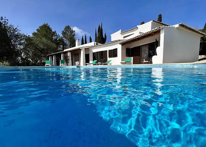 Bellevue With Pool By Homing Villa