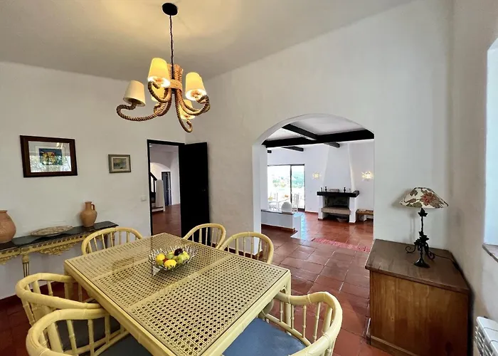 Bellevue With Pool By Homing Villa *