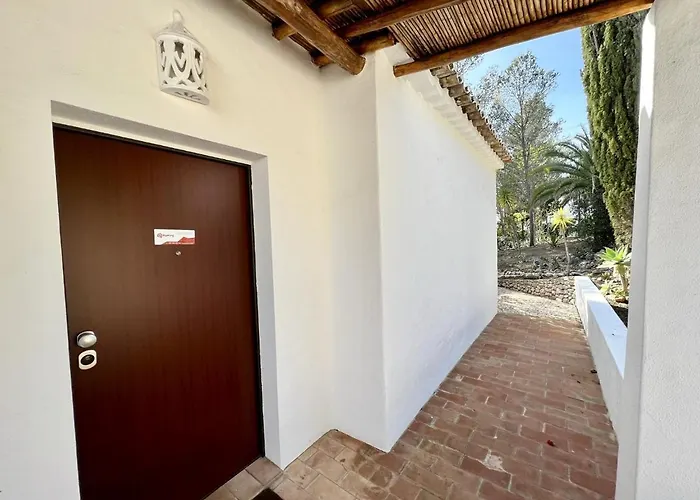 Bellevue With Pool By Homing Villa